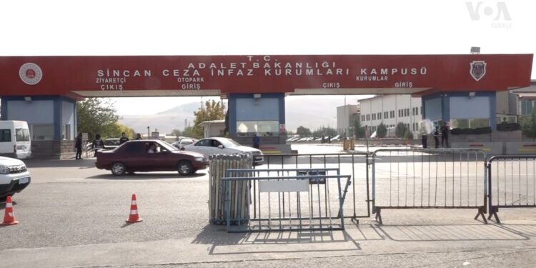 Sinan Ateş davasında gazetecilere tehdit işareti ve “FETÖ’cü” suçlaması 