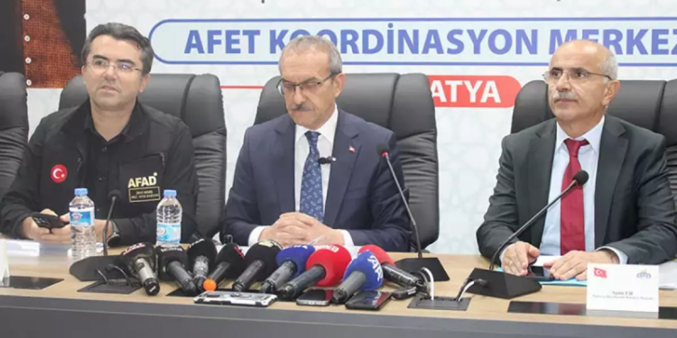 5.9 büyüklüğündeki depremin ardından 200'ün üzerinde artçı yaşandı