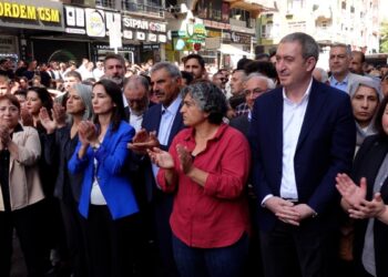 Diyarbakır’da Öcalan için basın açıklaması: 6 gözaltı, milletvekilleri hakkında suç duyurusu