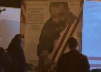 Askerler Ahmet Kaya posterini araçtan söktürdü