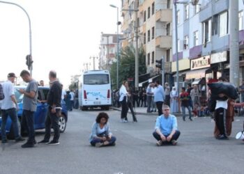 DEM Partili vekiller yolu trafiğe kapattı