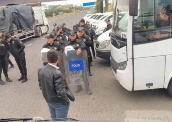 Fernas işçileri barikatı aştı