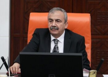 Önder’den ‘tokalaşma’ yorumu: İyi niyeti aşan bir boyutu var