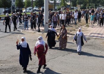 Botanlıların direnişi sonuç verdi: Halk Amed’e doğru yola çıktı