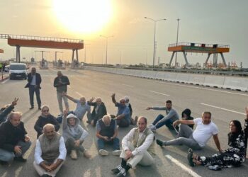 Amed’e gidişleri engellenen yurttaşlar oturma eylemi başlattı