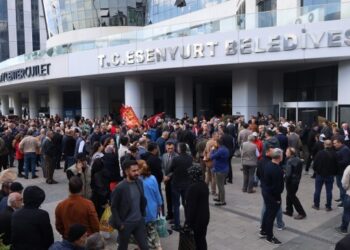 Esenyurt Belediyesi önünde Ahmet Özer protestosu