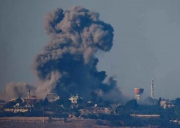 Lübnan: İsrail saldırılarla kaçan sivillerin kullandığı yolu kapattı