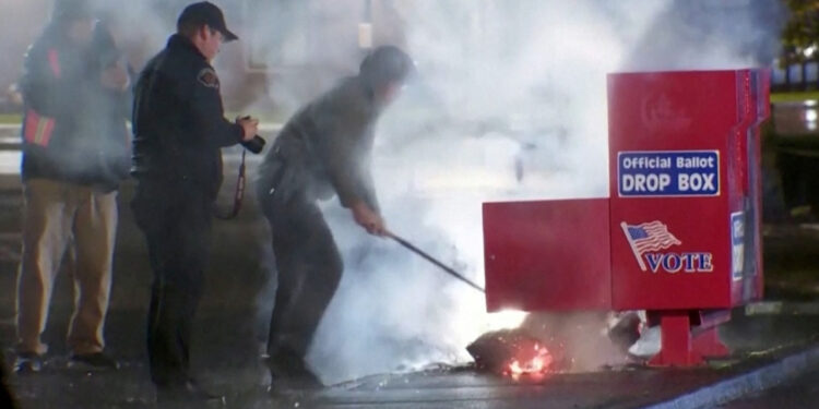 ABD'de Seçim Sandıkları Kundaklandı! Yüzlerce Oy Pusulası Yandı