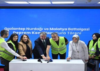 AFAD ve Ahbap Derneği katkılarıyla inşa edilen deprem konutlarının kura çekimi yapıldı