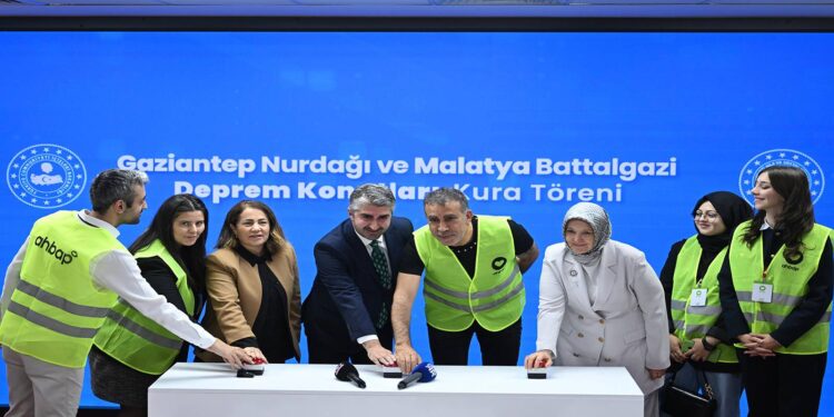 AFAD ve Ahbap Derneği katkılarıyla inşa edilen deprem konutlarının kura çekimi yapıldı