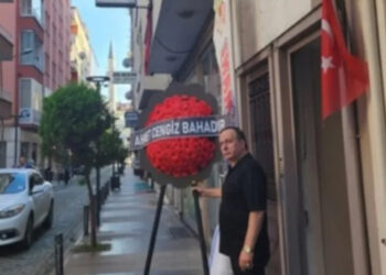 AKP’de ‘hırsız’ protestosu: Parti binasına siyah çelenk bırakıldı