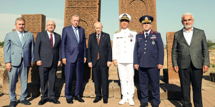 AKP’li eski vekil Ünal: ‘Bu fotoğraf DEM Parti ile de verilebilir, eğer…’