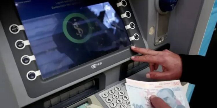 ATM'den para çekmek daha maliyetli