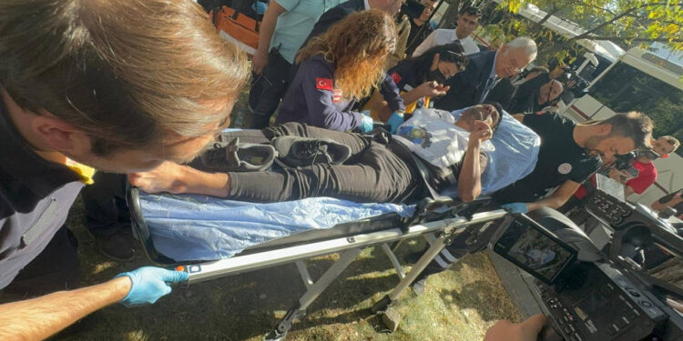 Açlık Grevindeki Fernas İşçisi Fenalaştı: Apar Topar Hastaneye Kaldırdılar