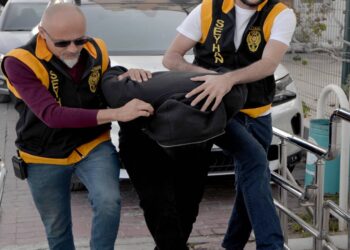 Adana'da bir erkek kendisinden boşanmak isteyen kadını darbedip, kaçırmaya çalıştı