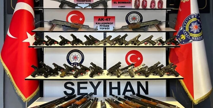 Adana’da dört el bombası ve 80 silah yakalandı