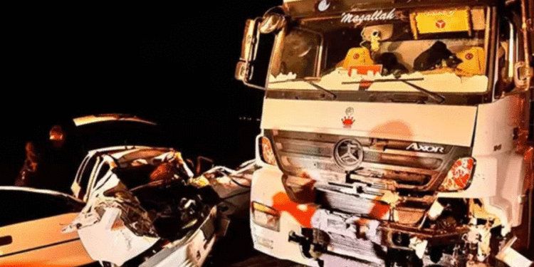 Afyonkarahisar’da TIR ile otomobil çarpıştı: 3 ölü, 1 yaralı