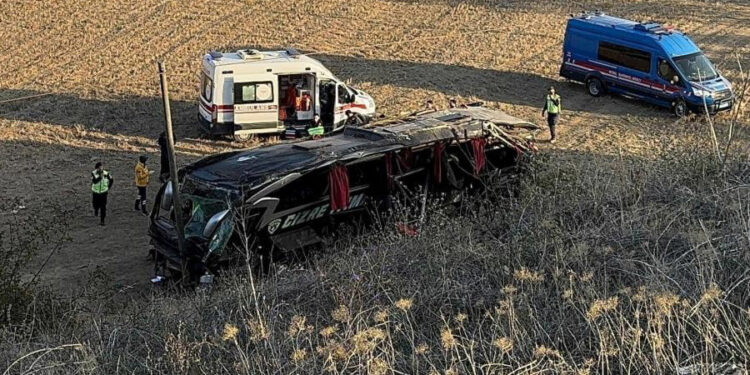 Afyonkarahisar’da yolcu otobüsü şarampole uçtu: 21 yaralı
