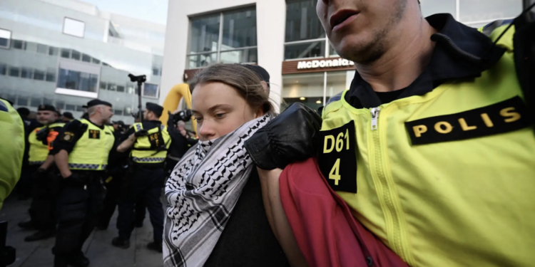 Alman polisi, Greta Thunberg’in gideceği Filistin yanlısı kampı dağıttı: “Şiddete başvuruyor”