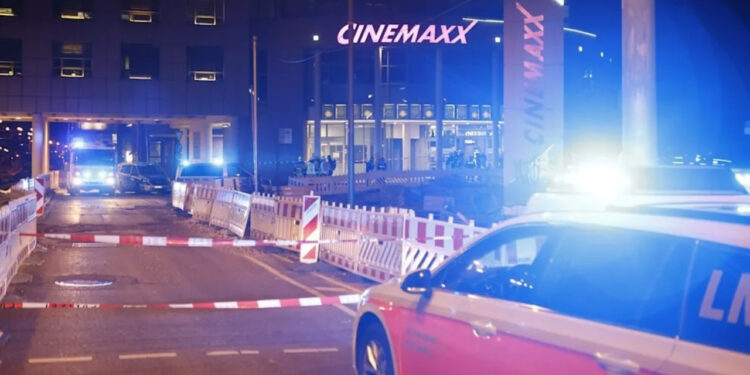 Almanya'da Sinema Salonunda Çekiçli Dehşet!