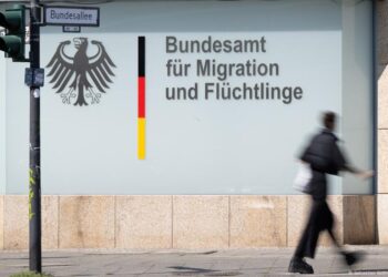 Almanya'ya iltica talepleri dörtte bir azaldı