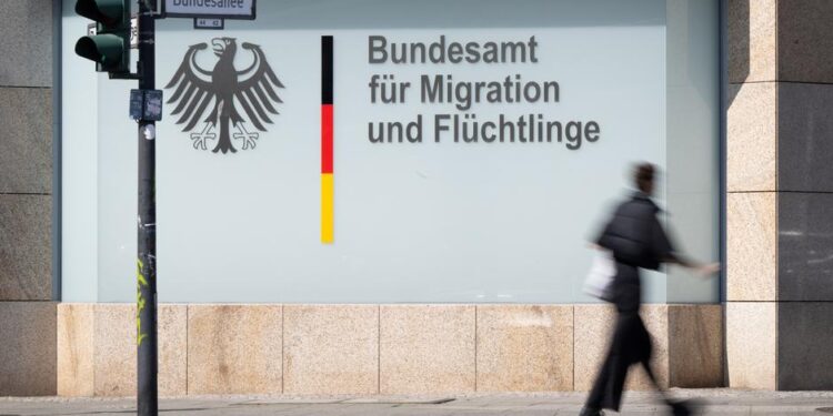 Almanya'ya iltica talepleri dörtte bir azaldı