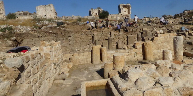 Antik Kent Kazılarında 700 Yıllık Tuvalet Bulundu