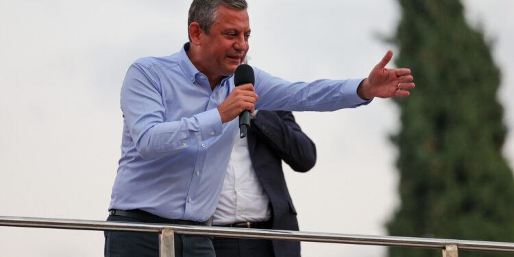 Asgari Ücret Zammı İçin Olması Gereken Rakamı Açıkladı: Özgür Özel Zam Beklentilerini Yıktı! ‘25 Bin Lira Olsaydı…’