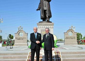 Aşkabat’ta Ünlü Şair Abay’ın Anıtı Açıldı