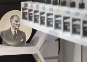 Atatürk'ün kullandığı parfümü geliştirip ürettiği, “Sonsuzluk” adını verdiği kolonyayı işletmesinde sergiliyor