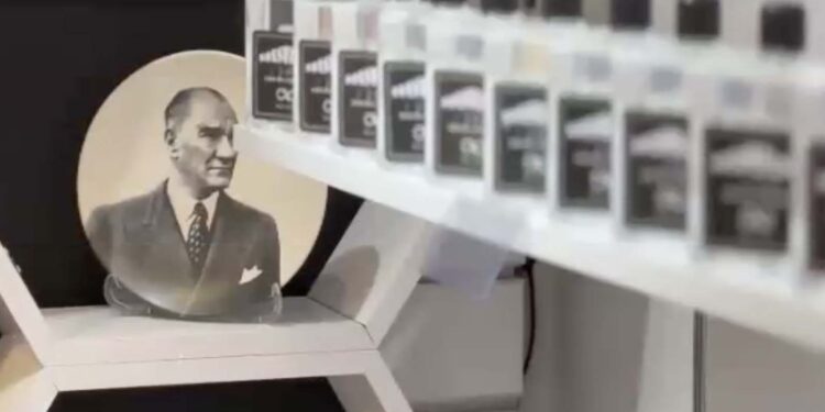 Atatürk'ün kullandığı parfümü geliştirip ürettiği, “Sonsuzluk” adını verdiği kolonyayı işletmesinde sergiliyor