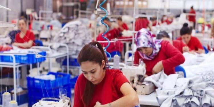 Ayrımcılık belirli yaşlarda başlıyor; kadınlar iş piyasasında "yaşlı", erkekler "deneyimli" olarak görülüyor