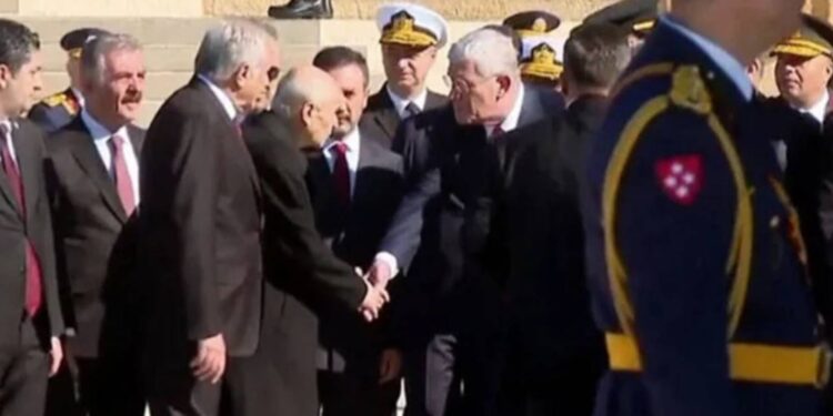 Bahçeli’ye urgan fırlatıp sonra el sıkışan Dervişoğlu: Üzerimde hakkı var