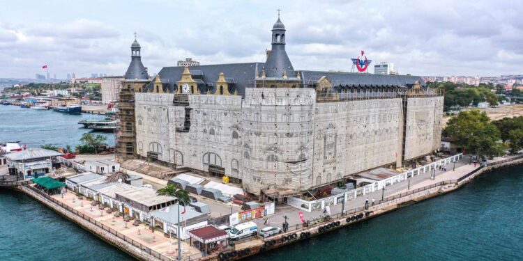 Bakan Ersoy açıkladı: Haydarpaşa ve Sirkeci Garları ne olacak?