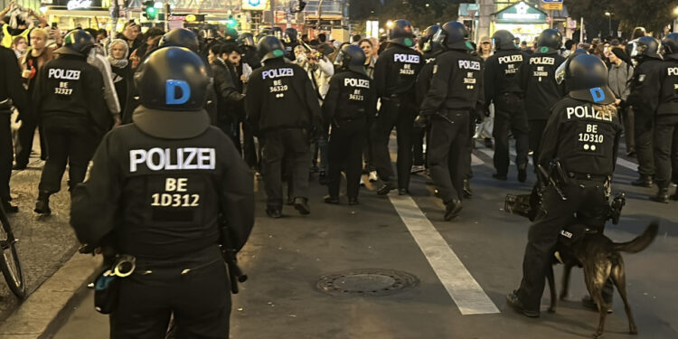 Berlin’de Polis, Filistin’e Destek Eyleminde Köpekleri Kullandı