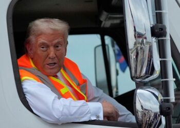 Biden, Trump seçmenine “çöp” dedi, Trump mitinge çöp arabasıyla geldi, sahneye çöpçü yeleğiyle çıktı