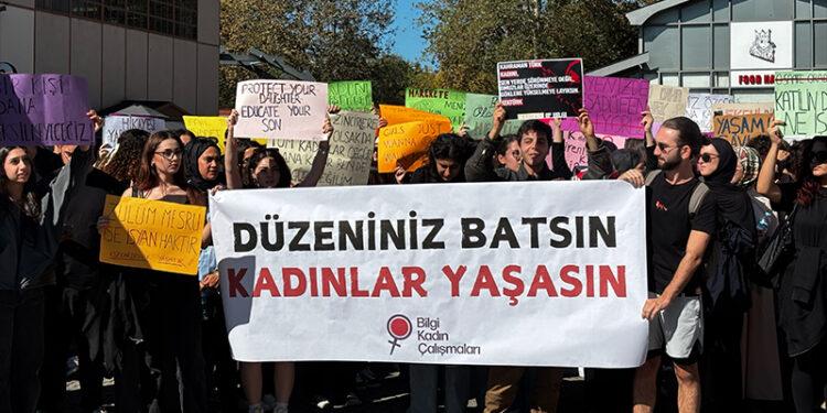 Bilgi Üniversitesi öğrencilerinden Ayşenur ve İkbal için eylem: Düzeniniz batsın, kadınlar yaşasın