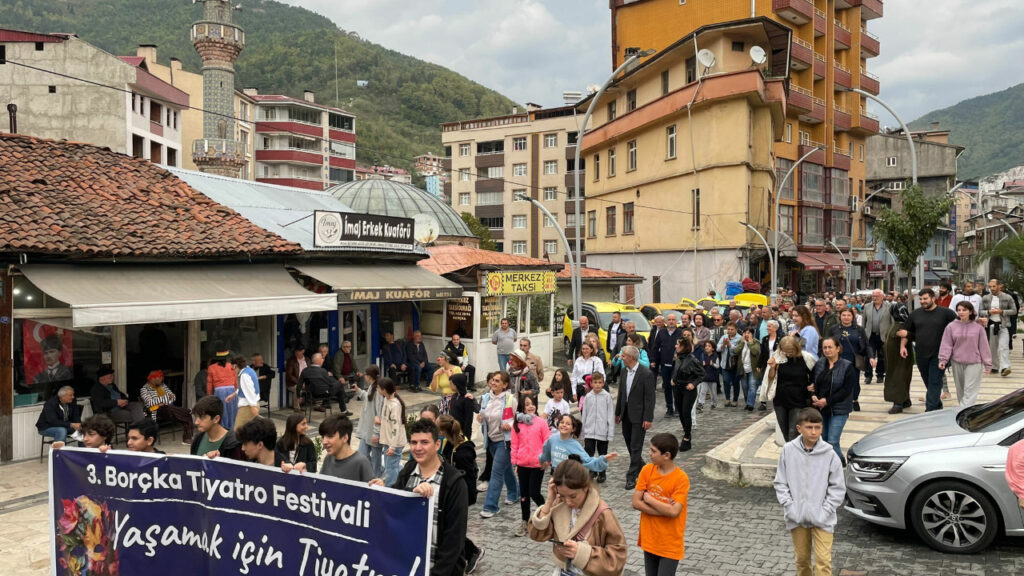 Borçka'da Tiyatro Festivali Rüzgarı