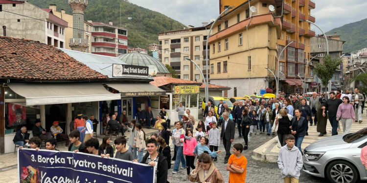 Borçka'da Tiyatro Festivali Rüzgarı