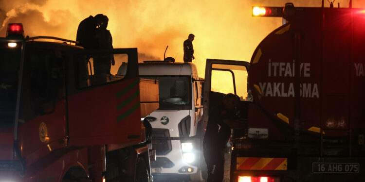 Bursa'da Fabrika Yangını Kontrol Altına Alındı
