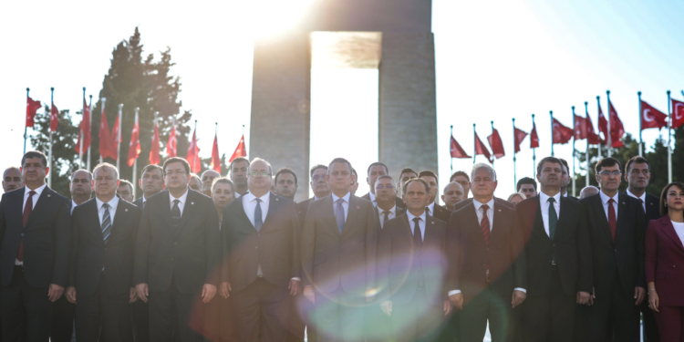 CHP Lideri Özgür Özel, Çanakkale Şehitler Abidesi'ni Ziyaret Etti