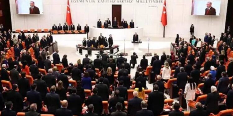 CHP'den "Erdoğan'ı ayakta karşılama" anketi