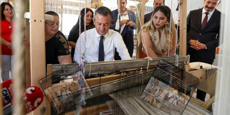 CHP'li Bulut'tan şarkıcı Mustafa Sandal'ın 'atkı dokuma' eleştirisine yanıt