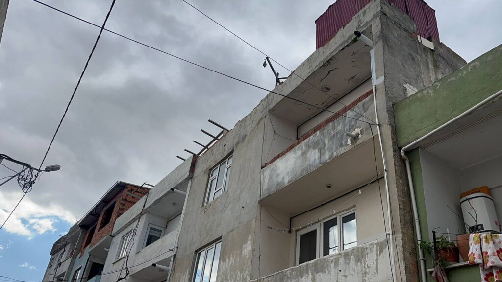 Çatıdan attığı beton parçasıyla ölüme neden olan sanık: Ortamı yumuşatmak istedim