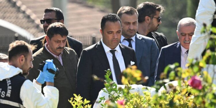 Cem Garipoğlu’nun mezarında iki şüphe! “Kefen çıkmadı, kemikler dağınıktı”