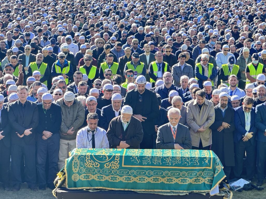 Cenaze merasimine binlerce kişi katıldı: Fethullah Gülen defnedildi