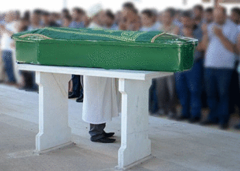 Cenaze namazında tabuttan ses geldi: Öldü sanılan kişi ambulansla hastaneye götürüldü