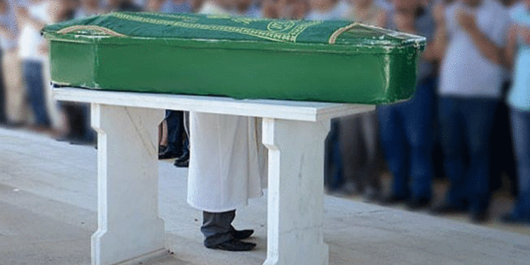Cenaze namazında tabuttan ses geldi: Öldü sanılan kişi ambulansla hastaneye götürüldü