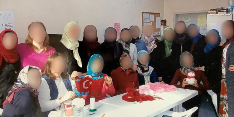 Cumhuriyetin 101. yılı, Gülen’in vefatı ve hapiste boncukla Türk bayrağı işleyen o kadınlar…