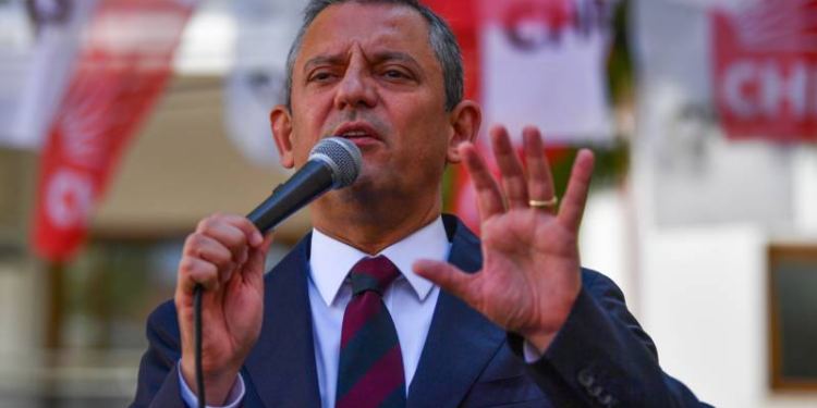 Cumhuriyet'in temel taşlarına uzanan elleri kırarız!